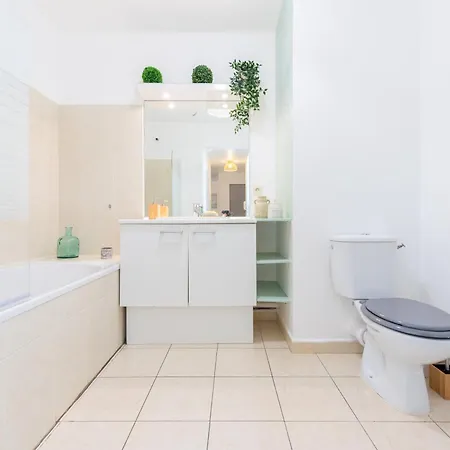 Bao Location - Ideal Pro & Groupe - Calme - Lumineux - Wifi - Terrasse - Jardin - A 2km - Proche Centre Ville, Gare, Commerces - Parking Prive *